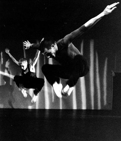 McCa;eb Dance in A UN -photo by L. Rudee Copyright© 2000